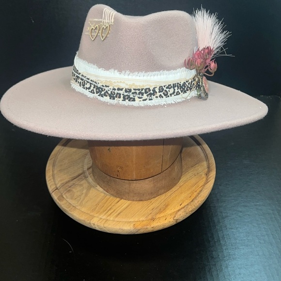 Hand Decorated Women’s Western Wide Brimmed Lavender Haze Hat - Picture 1 of 8